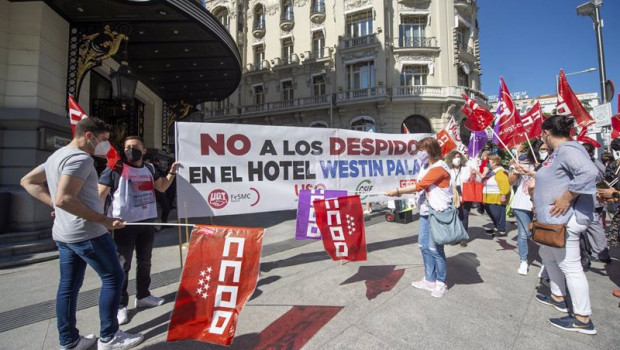 ep empleados del westin palace acuden a una concentracion con una pancarta donde se puede leer no a