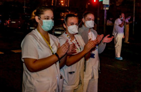 ep enfermeros y medicos se unen a los aplausos a los trabajadores sanitarios en la fundacion jimenez