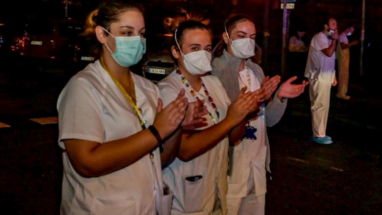 Enfermeros y médicos se unen a los aplausos a los trabajadores sanitarios en la Fundación Jiménez Díaz de Madrid | Ricardo Rubio - Europa Press ep enfermeros y medicos se unen a los aplausos a los trabajadores sanitarios en la fundacion jimenez
