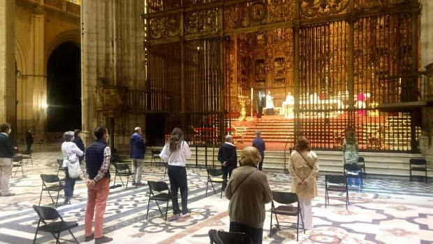 ep fieles acuden a misa en la catedral de sevilla el primer dia en el que pasa a la fase 1 en la que