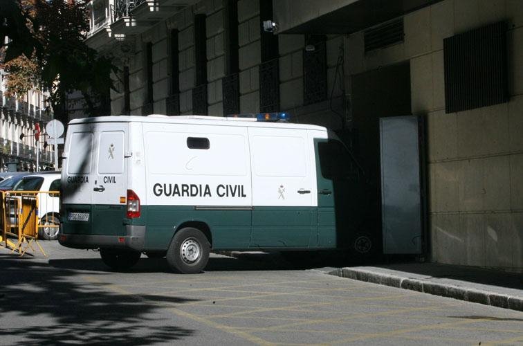 ep furgon de la guardia civil entrando en la audiencia nacional