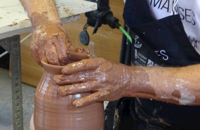 ep hombre realizando una vasija de ceramica