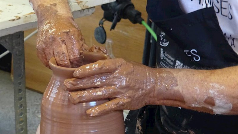 Hombre realizando una vasija de cerámica | AJUNTAMENT DE MANISES - Archivo ep hombre realizando una vasija de ceramica