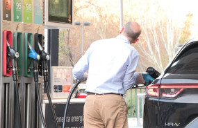 ep hombre repostando combustible