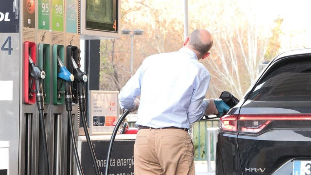 ep hombre repostando combustible