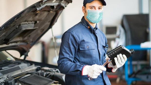 ep imagen de un operario de un taller automovilistico con mascarilla