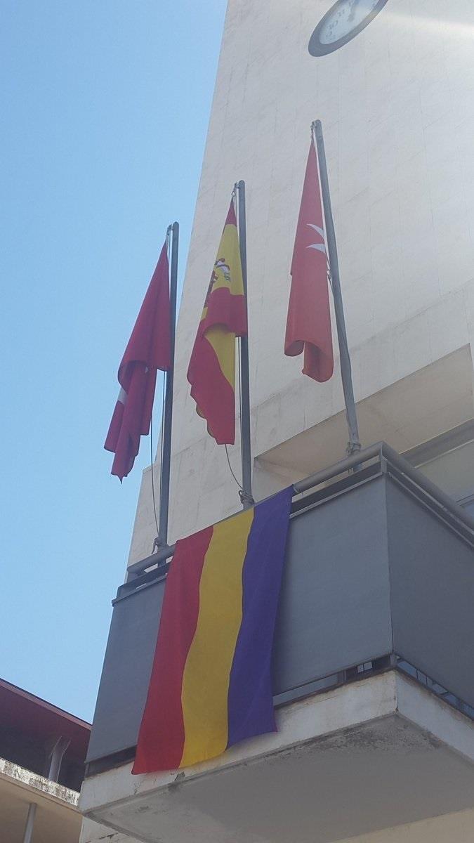 La bandera de la II República en el Ayuntamiento de la localidad | AYUNTAMIENTO DE RIVAS ep la banderala ii republicaayuntamientola localidad