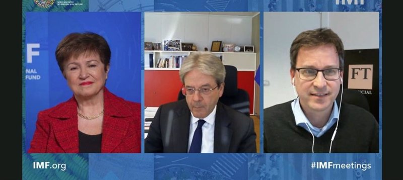 La directora gerente del FMI, Kristalina Georgieva, comparte un acto con el comisario económico de la UE, Paolo Gentiloni (en el centro de la imagen) | FMI ep la directora gerente del fmi kristalina georgieva comparte un acto con el comisario economico de
