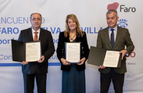 ep los alcaldes de faro huelva y sevilla con el manifiesto firmado para reclamar la conexion de alta