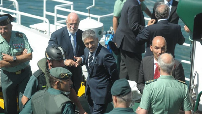 El ministro del Interior en funciones, Fernando Grande-Marlaska, durante su vista al dispositivo de seguridad de la Guardia Civil en Hondarribia. | H.Bilbao - Europa Press ep ministrointeriorfunciones fernando grande-marlaska durantevistadispositivoseguridadla guardia civilhondarribia