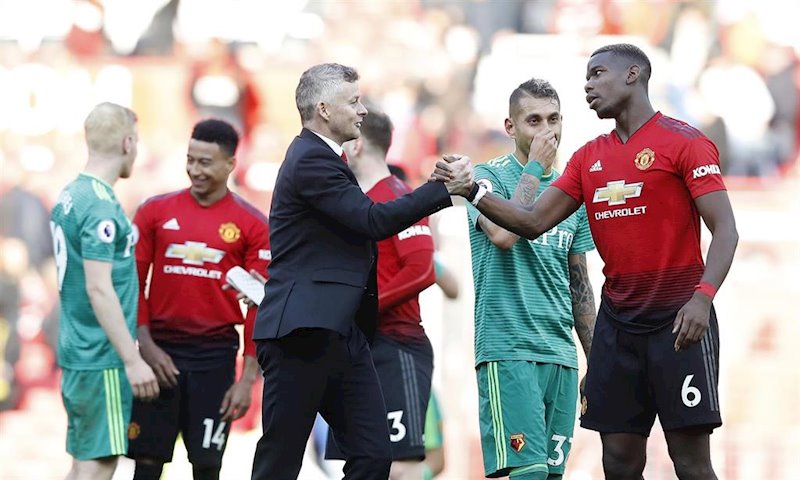 ep ole gunnar solskjaer saluda a paul pogba tras un partido