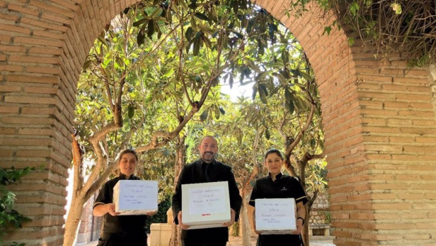 ep paradores aporta media tonelada de tapones al proyecto corazon de corcho