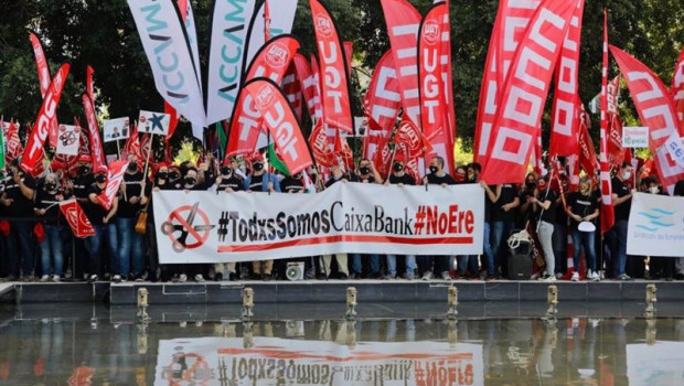ep protesta de los sindicatos de caixabank ante el palacio de congresos de valencia donde se celebra