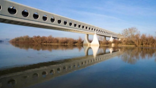 ep puente de hormigon sobre el rio ebro
