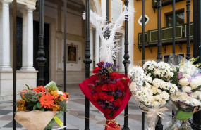 ep ramos de flores estampas y velas en la puerta de la iglesia de la esperanza macarena de sevilla