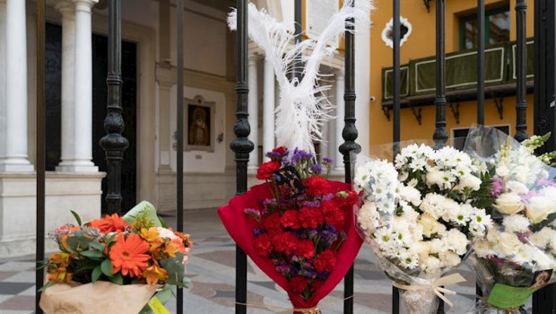 ep ramos de flores estampas y velas en la puerta de la iglesia de la esperanza macarena de sevilla