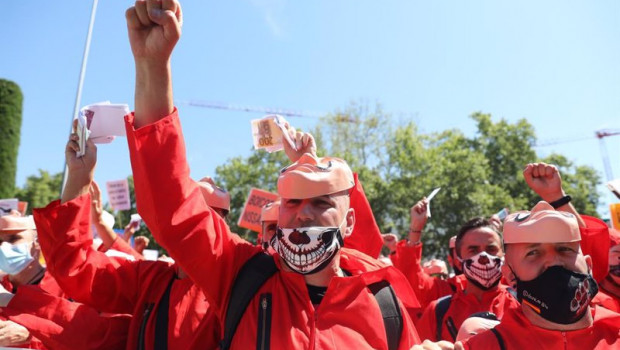 ep trabajadores de la planta de barcelona de la compania automovilistica nissan disfrazados de los