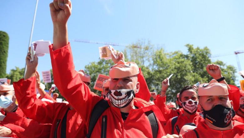 Trabajadores de la planta de Barcelona de la compañía automovilística Nissan disfrazados de los personajes de la serie 'La Casa de Papel' durante una manifestación. | Marta Fernández Jara - Europa Press - Archivo ep trabajadores de la planta de barcelona de la compania automovilistica nissan disfrazados de los