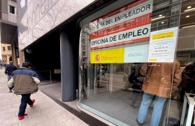 ep un hombre entra a una oficina de empleo de madrid espana a 10 de febrero de 2020