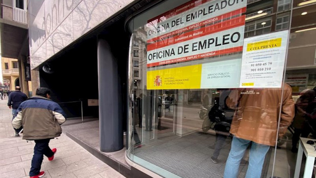 ep un hombre entra a una oficina de empleo de madrid espana a 10 de febrero de 2020
