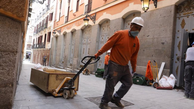 ep un obrero con material de construccion
