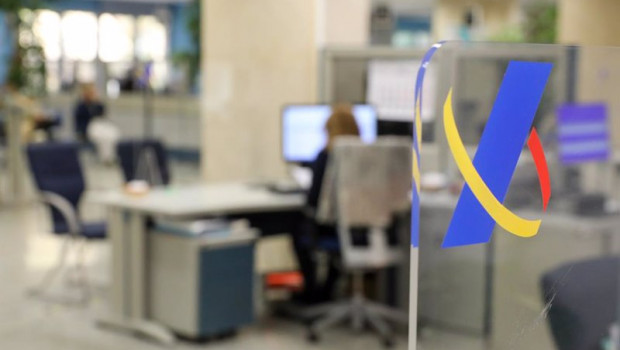 ep una empleada trabaja en una oficina de la agencia tributaria ep una empleada trabaja en una oficina de la agencia tributaria