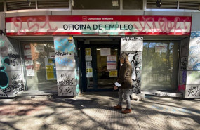 ep una persona pasa por delante una oficina de empleo ubicada en la capital en una imagen de archivo