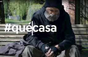 ep una persona sin hogar sentada en un banco en un fotograma del video de la campana de hogar si