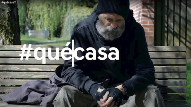 ep una persona sin hogar sentada en un banco en un fotograma del video de la campana de hogar si