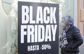 ep una senora enfrente de una escaparate durante el black friday