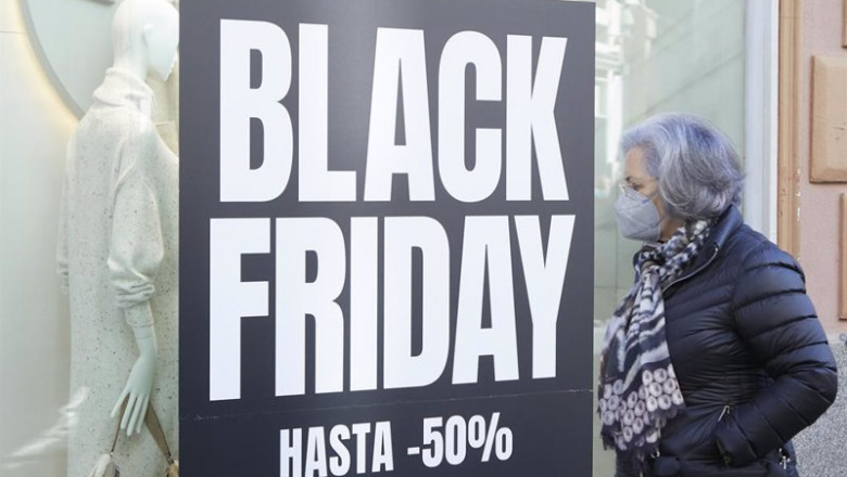 ep una senora enfrente de una escaparate durante el black friday ep una senora enfrente de una escaparate durante el black friday