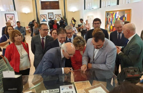 ep visita de la ministra de sanidad y el presidente del principado a la muestra sobre el 60