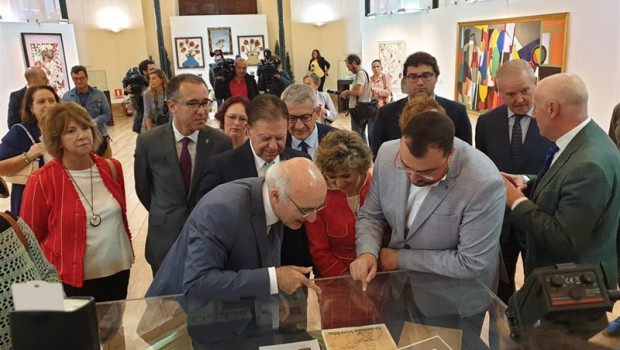 ep visita de la ministra de sanidad y el presidente del principado a la muestra sobre el 60