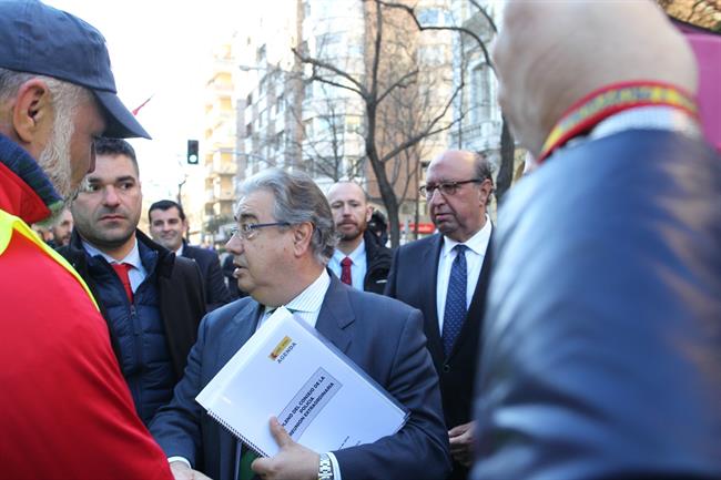 Zoido se acerca a los manifestantes para la equiparación salarial de la Policía | EUROPA PRESS ep zoidoacercalos manifestantesla equiparacion salarialla policia