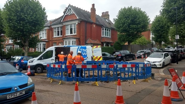 dl thames water at work in muswell hill, london