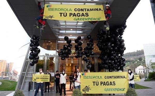 30/03/2017. Sede De Iberdrola, Bilbao, Vizcaya, Pa’S Vasco Activistas Han Come | GREENPEACE ep 30032017 sedeiberdrola bilbao vizcaya pas vasco activistascome