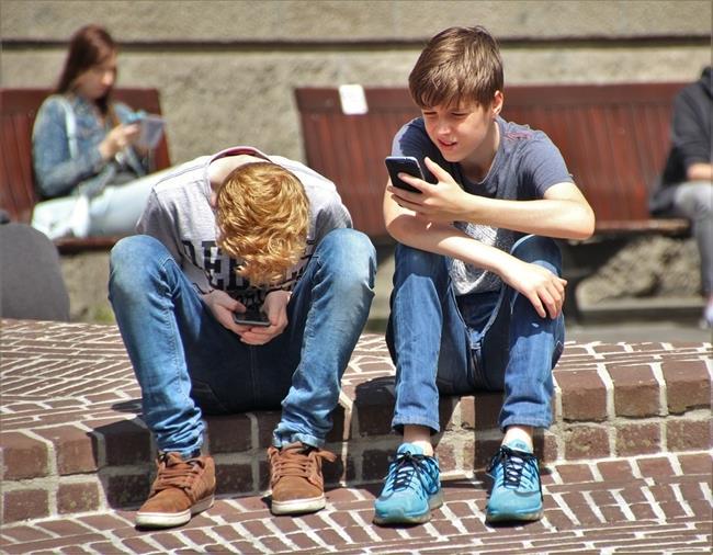 Adolescentes con móvil | PIXABAY/CC ep adolescentesmovil
