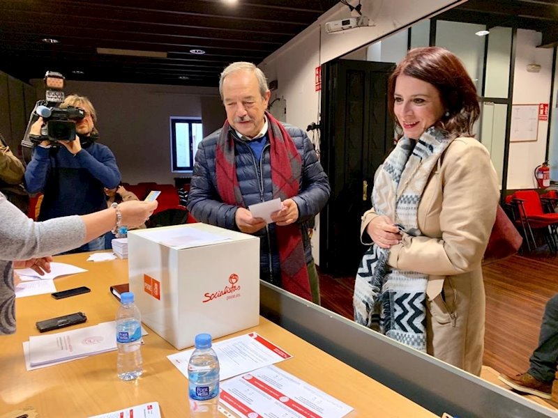 ep adriana lastra junto a wenceslao lopez durante la consulta a la militancia socialista