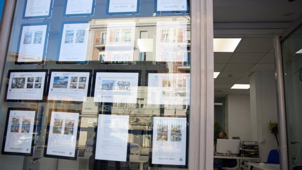 ep archivo   anuncios de pisos en venta en una inmobiliaria a 13 de abril de 2024 en madrid espana