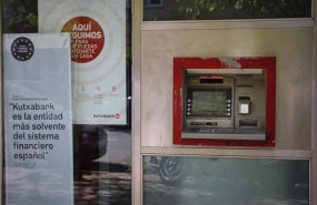 ep archivo   cajero en el exterior de la sucursal del banco kutxabank en la calle de la oca de