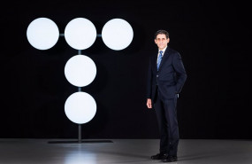 ep archivo el presidente de telefonica jose maria alvarez pallete posa junto al nuevo logo ep archivo el presidente de telefonica jose maria alvarez pallete posa junto al nuevo logo