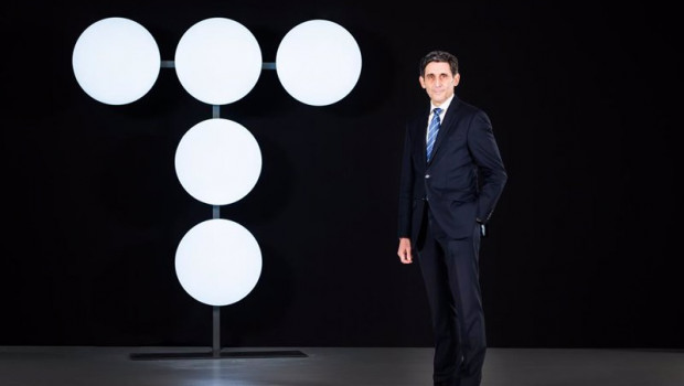 ep archivo el presidente de telefonica jose maria alvarez pallete posa junto al nuevo logo ep archivo el presidente de telefonica jose maria alvarez pallete posa junto al nuevo logo