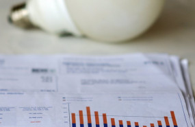 ep archivo   imagen de archivo de una factura de la luz y una bombilla