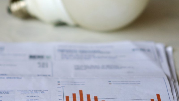 ep archivo   imagen de archivo de una factura de la luz y una bombilla