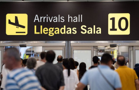 ep archivo   pasajeros llegando al aeropuerto adolfo suarez madrid barajas