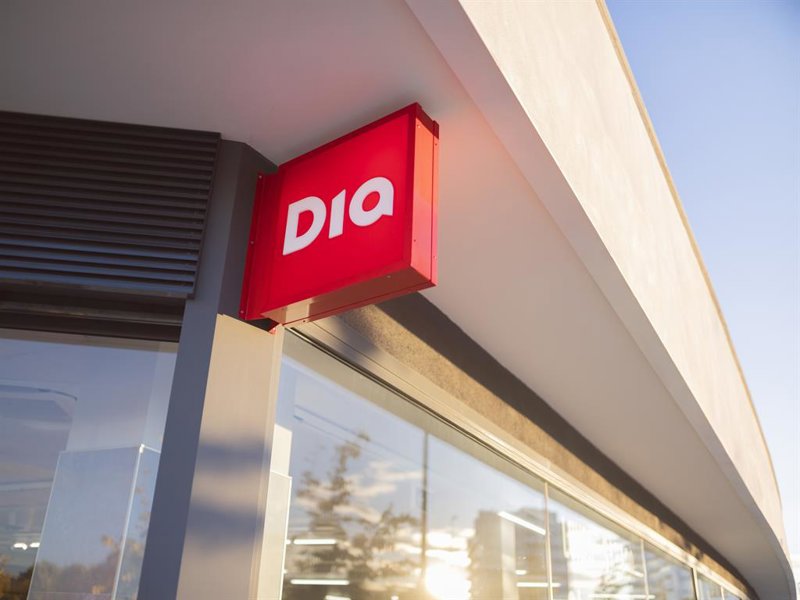 Dia recorta el beneficio un 38%, hasta 22,8 millones, aunque acelera en España