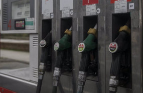 ep archivo   surtidores de una gasolinera en sevilla andalucia espana a 06 de abril de 2020