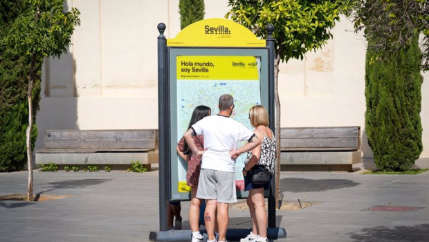 ep archivo   turistas pasean por los lugares mas representativos de la ciudad a 13 de octubre de