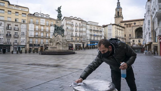 ep archivo   un camarero limpia una mesa de la terraza de su cafeteria durante una jornada marcada