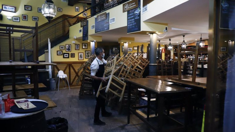 Archivo - Un camarero se afana en recogen la terraza del bar | Álex Zea - Europa Press - Archivo ep archivo - un camarero se afana en recogen la terraza del bar